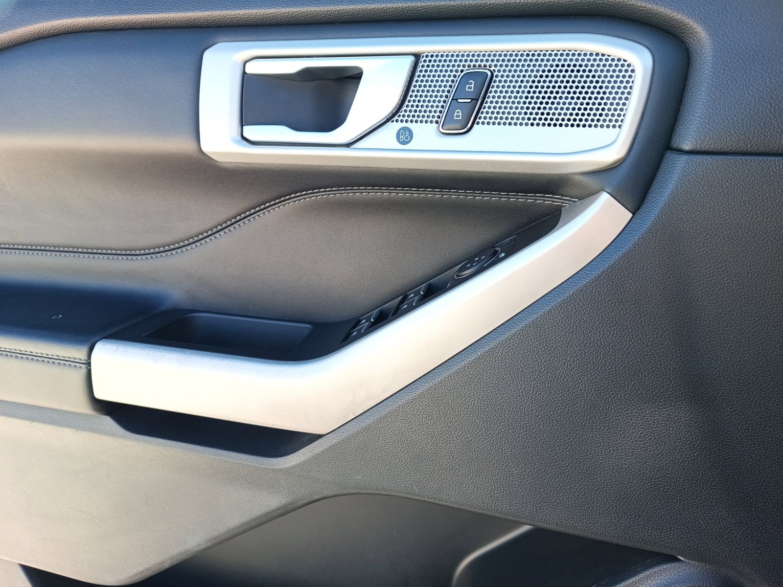 Used 2023 Ford Explorer Limited image 24