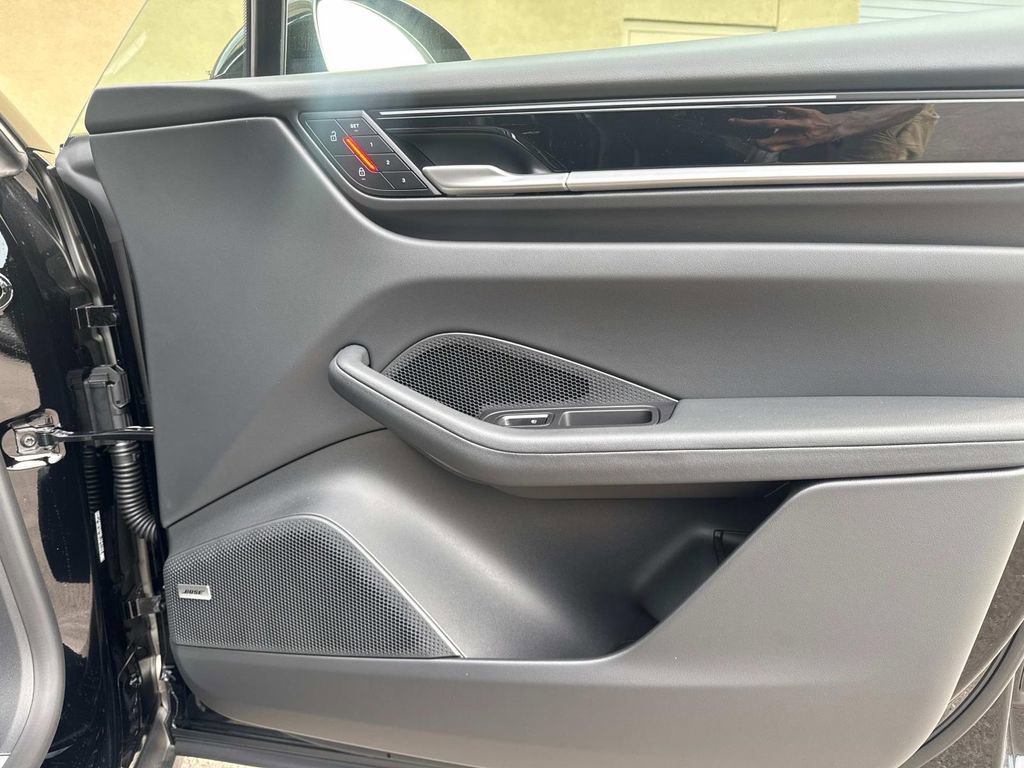 New 2025 Porsche Macan 4S Electric image 15