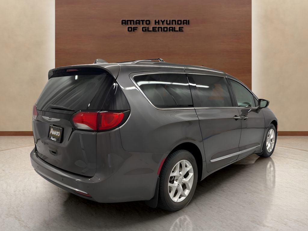 Used 2017 Chrysler Pacifica Touring-L w/ Tire & Wheel Group FWD image 5