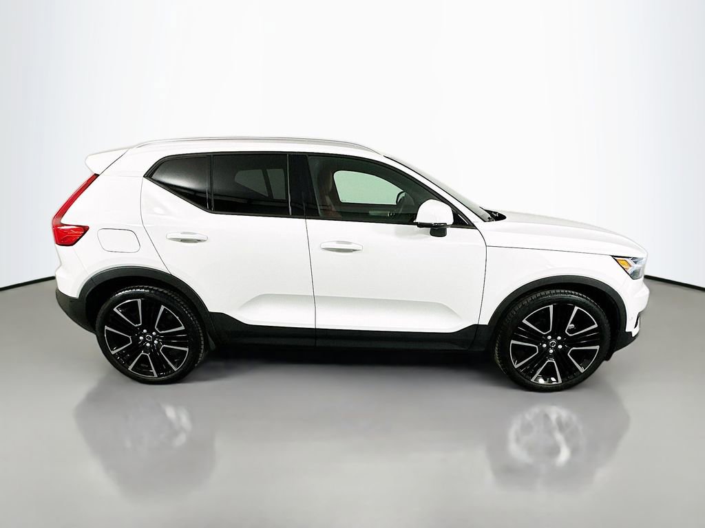 Used 2019 Volvo XC40 T5 Momentum image 4