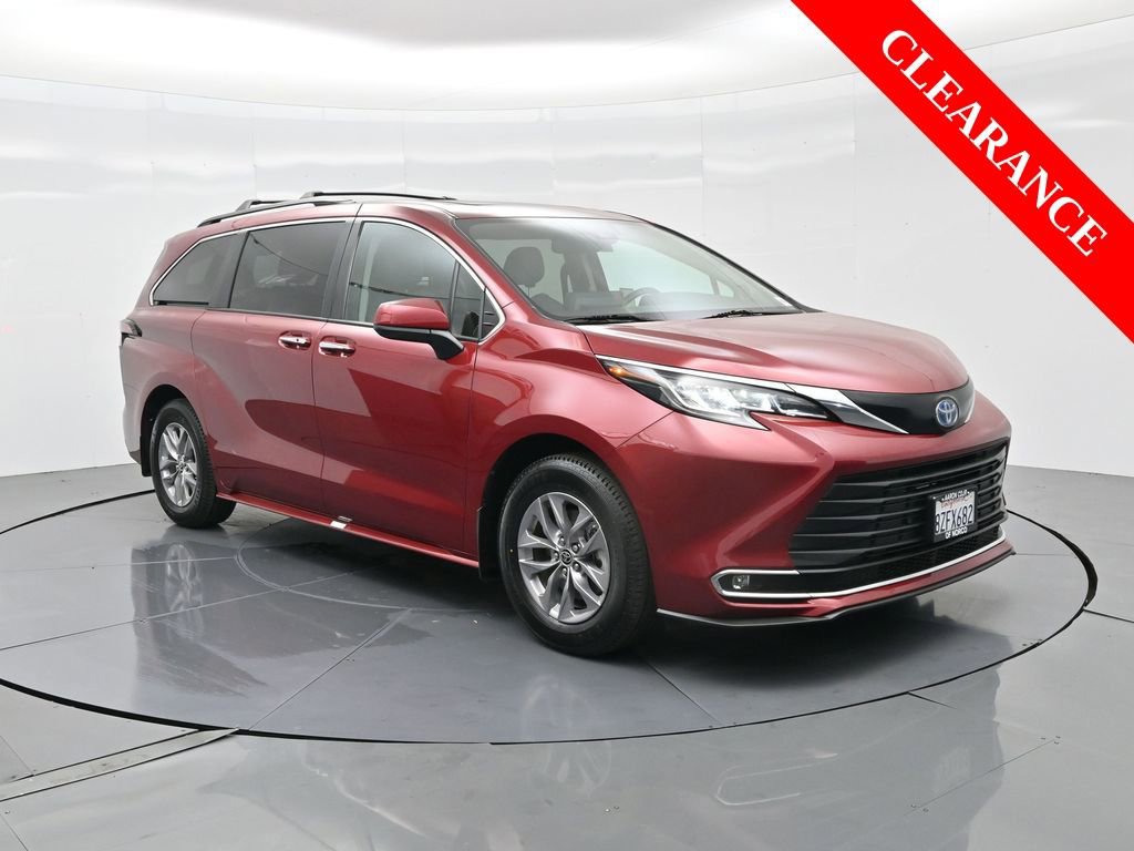 Used 2022 Toyota Sienna XLE image 4