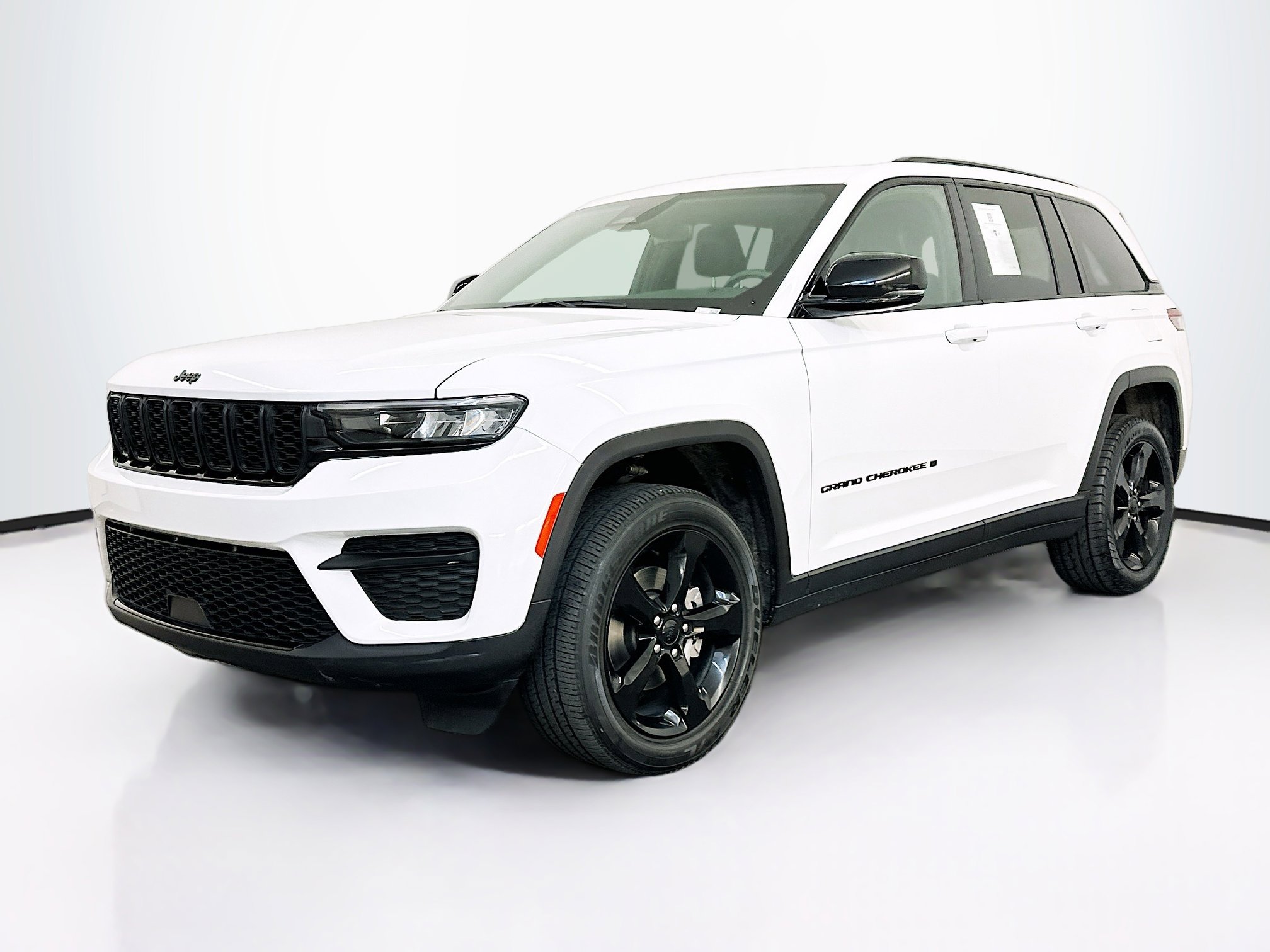 Used 2023 Jeep Grand Cherokee Altitude image 3