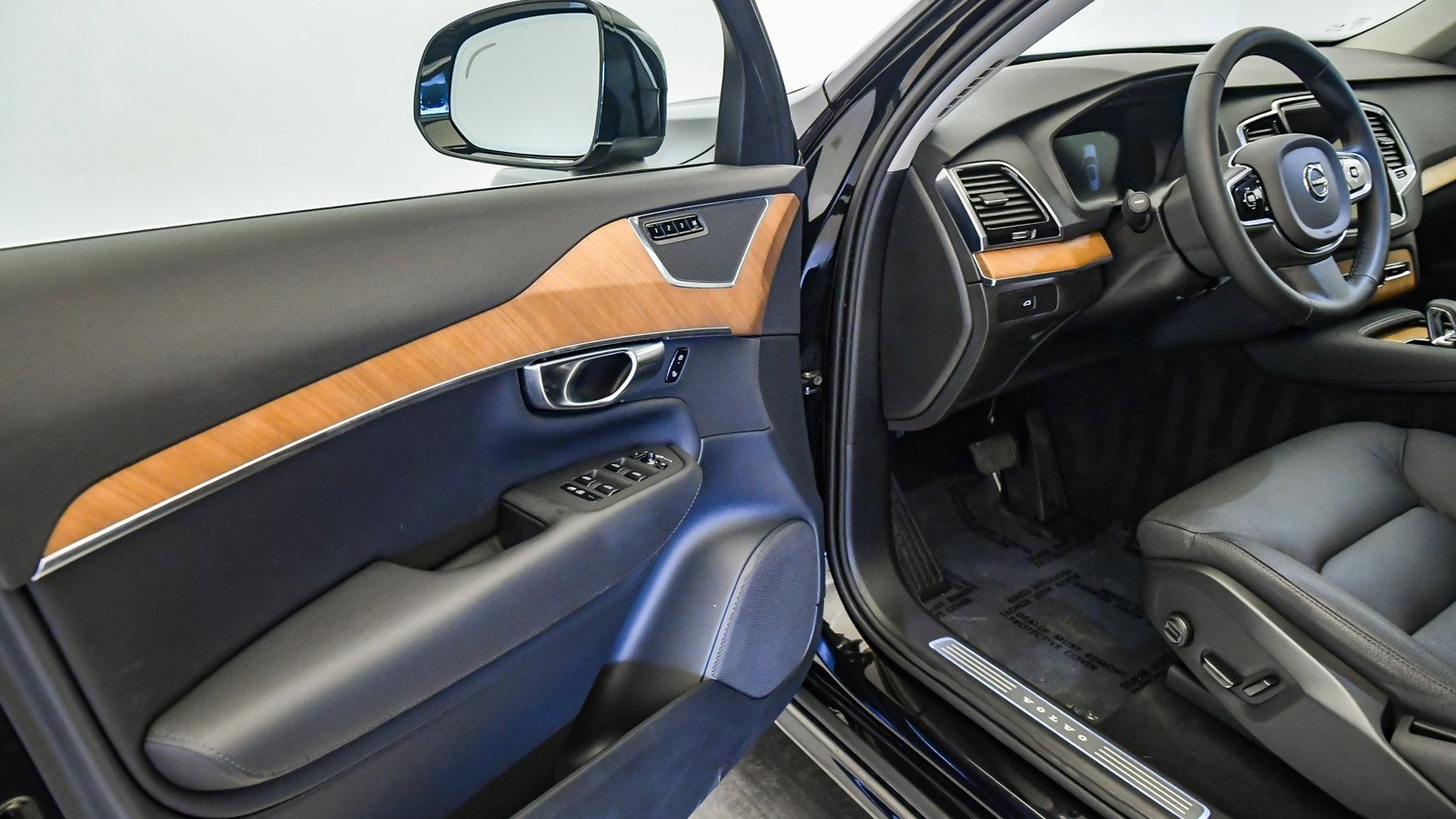 Certified 2025 Volvo XC90 B6 Plus image 24