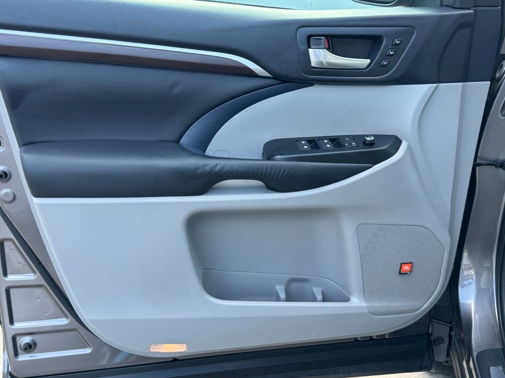 Used 2015 Toyota Highlander Limited Platinum image 17