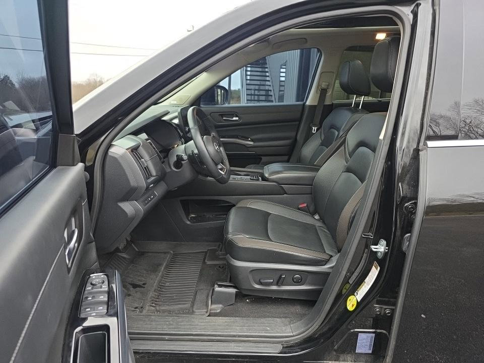 Used 2023 Nissan Pathfinder SL w/ SL Premium Package image 3
