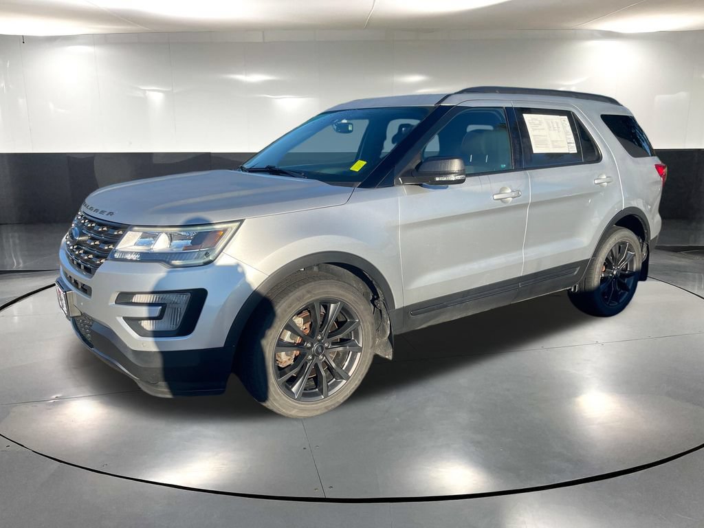 Used 2017 Ford Explorer XLT w/ Equipment Group 202A AWD/4WD image 8