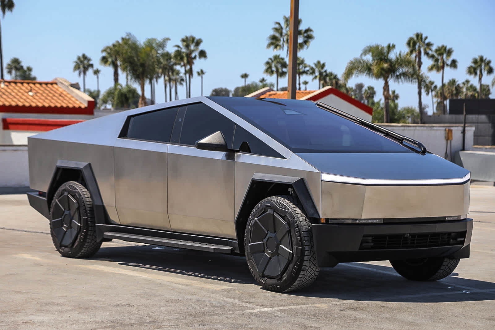 Used 2025 Tesla Cybertruck AWD Crew Cab image 4