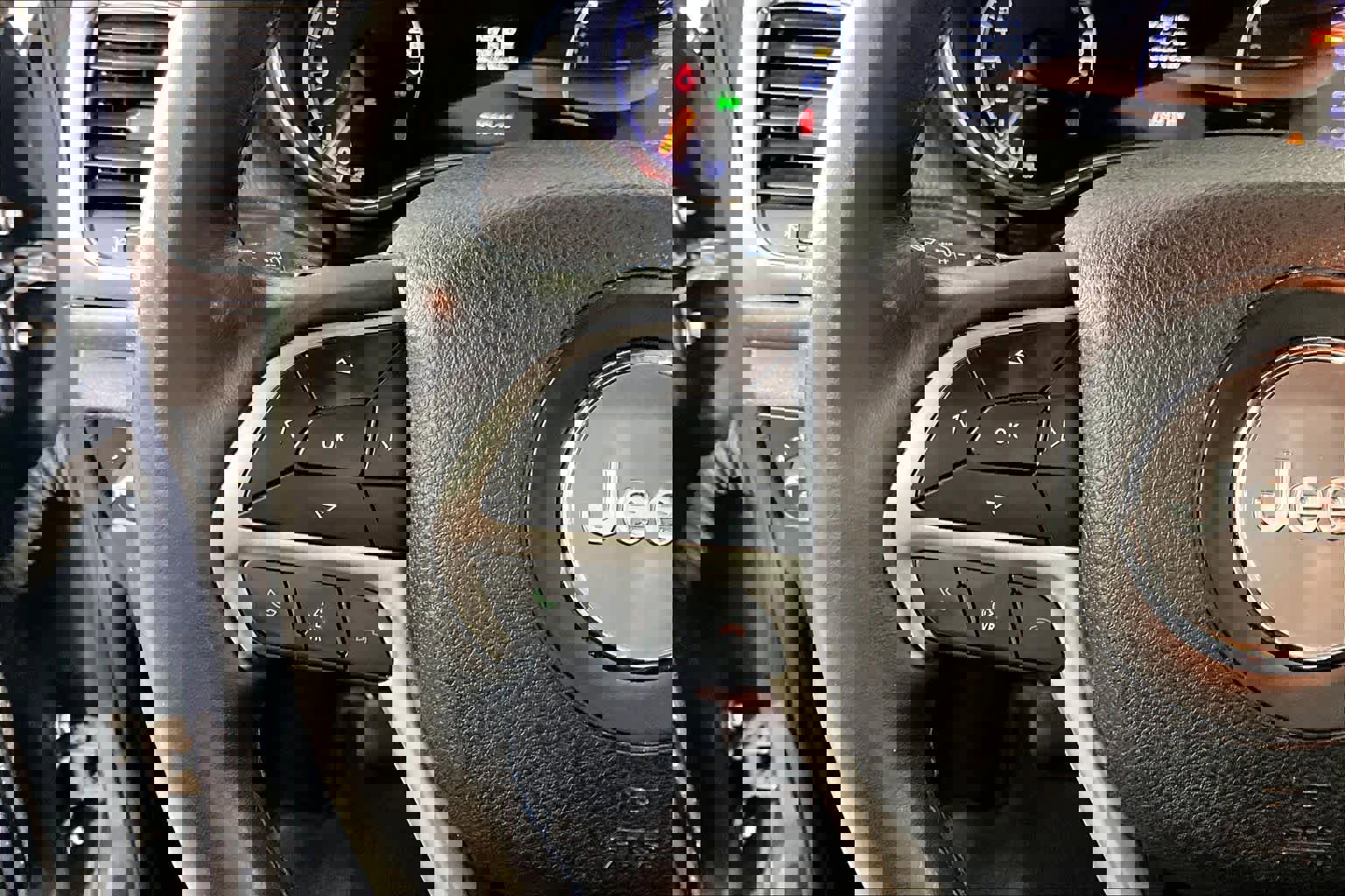 Used 2018 Jeep Grand Cherokee Laredo image 23