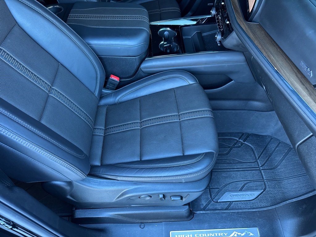 Used 2025 Chevrolet Suburban High Country image 14