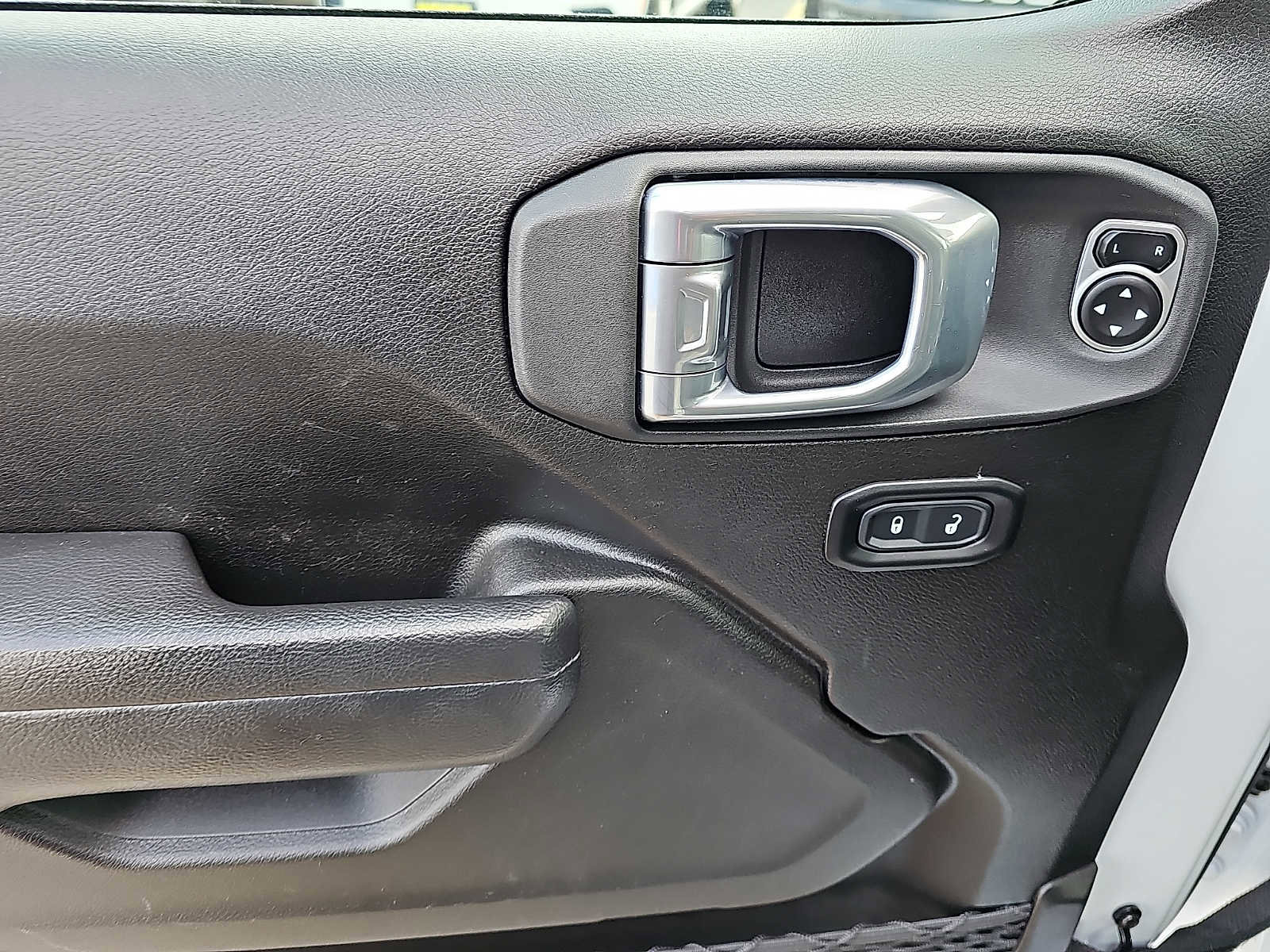 Used 2025 Jeep Wrangler Unlimited Rubicon image 13