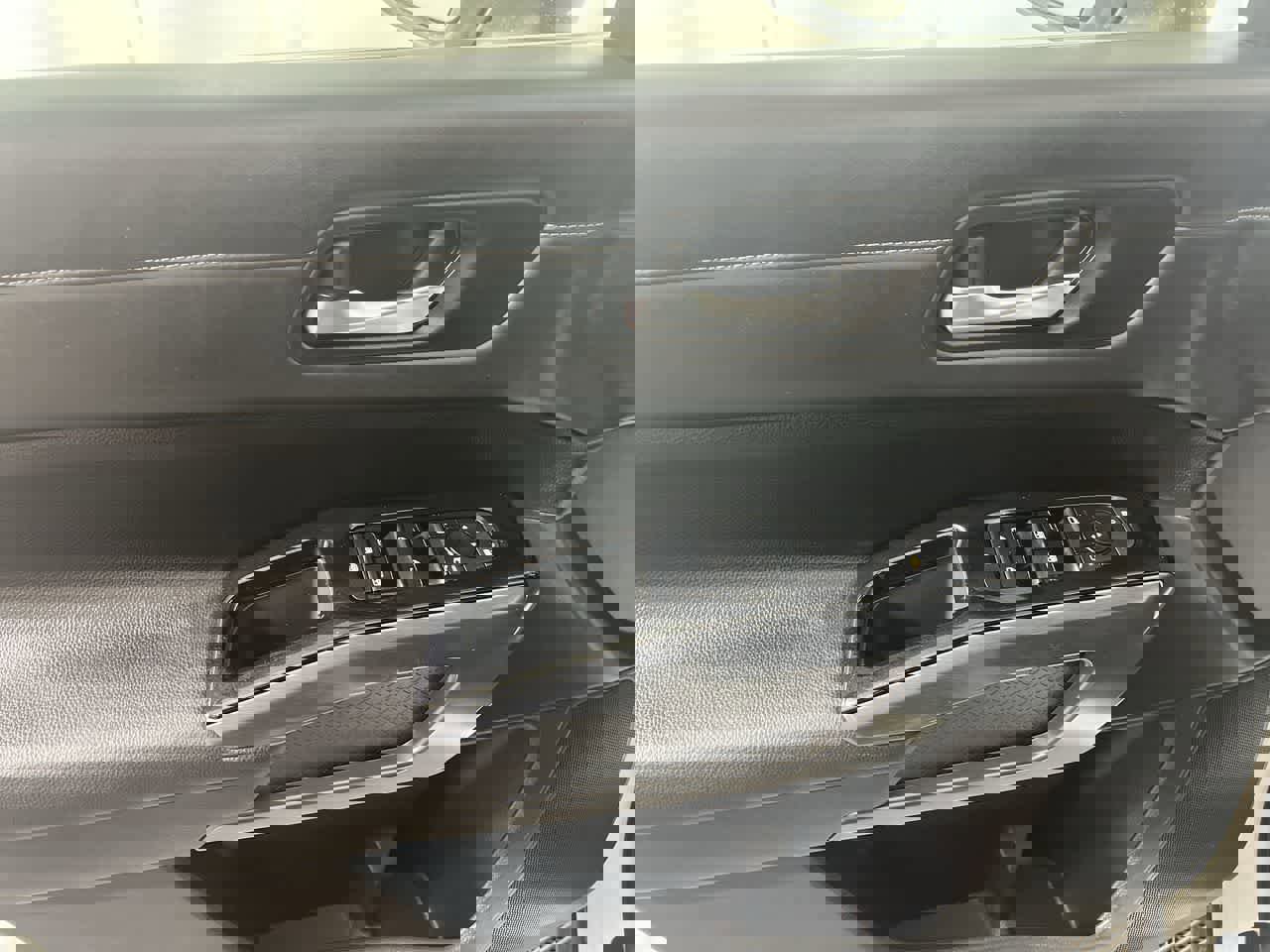 Used 2025 Nissan Pathfinder SV image 12