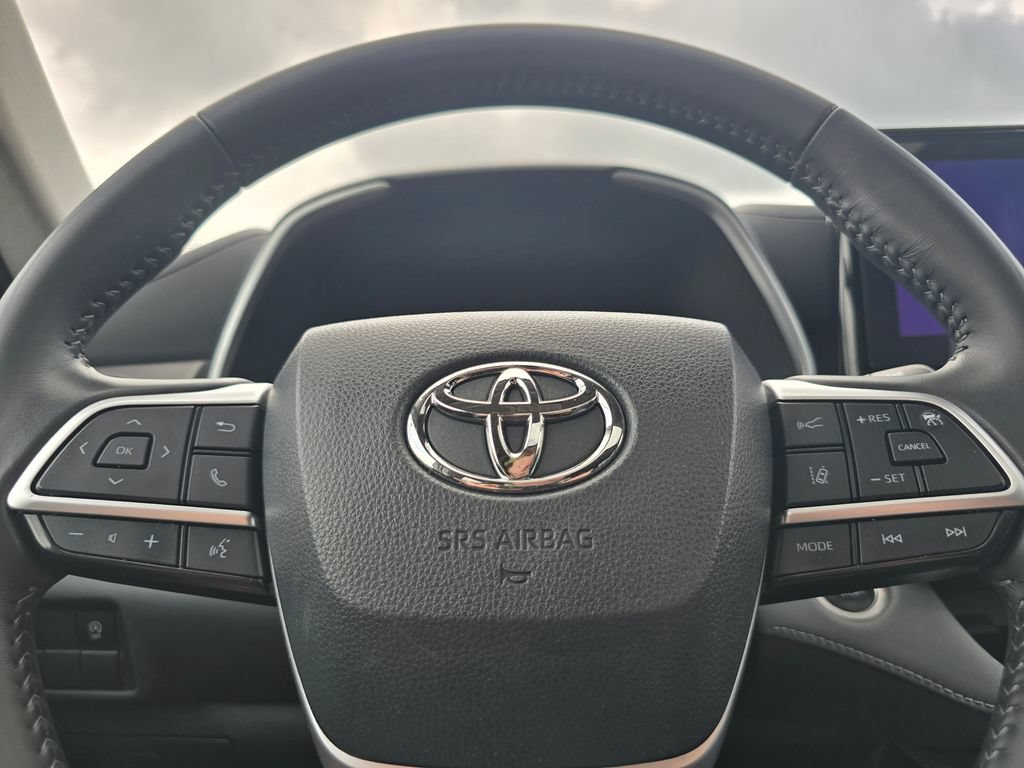 Used 2024 Toyota Highlander XLE AWD/4WD image 21