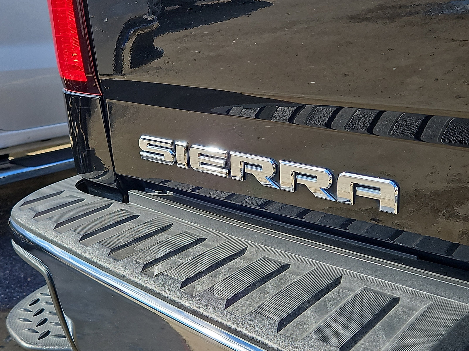 Used 2015 GMC Sierra 1500 SLE w/ SLE Value Package AWD/4WD image 9