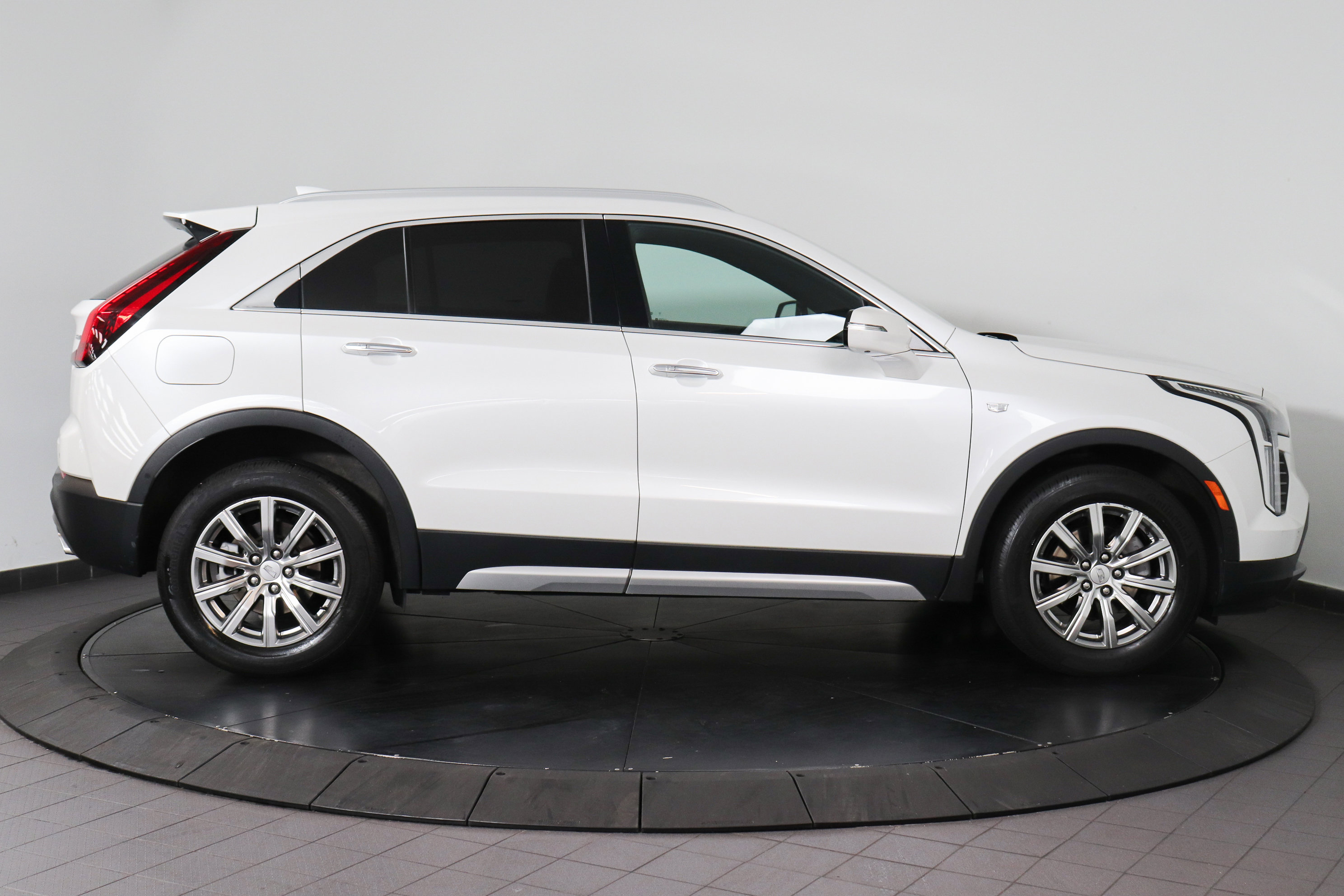 Used 2022 Cadillac XT4 Premium Luxury w/ Enhanced Visibility Package AWD/4WD image 6