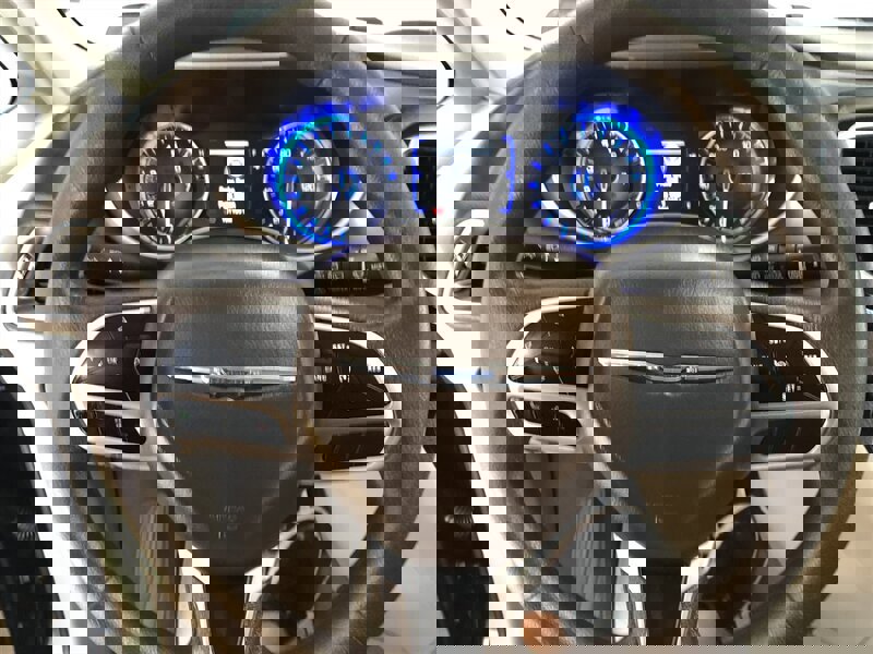 Used 2020 Chrysler Voyager LX image 8