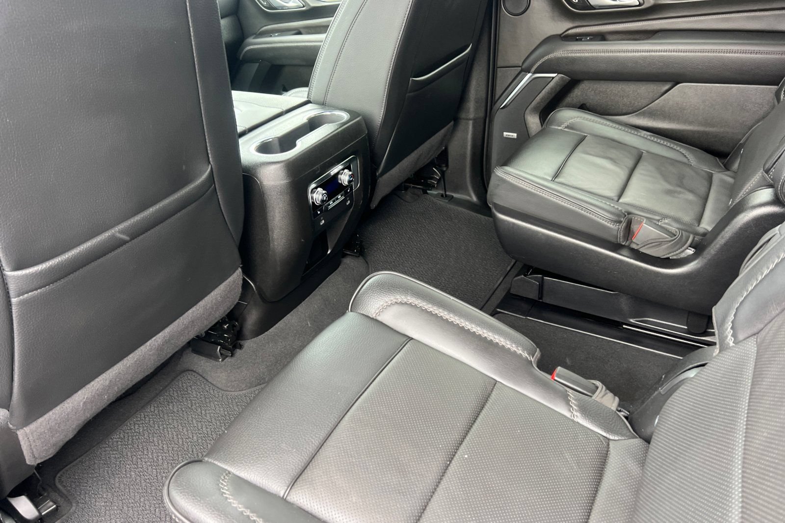 Used 2024 GMC Yukon Denali AWD/4WD image 16