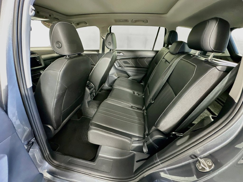 Used 2023 Volkswagen Tiguan SE w/ Panoramic Sunroof Package FWD image 32