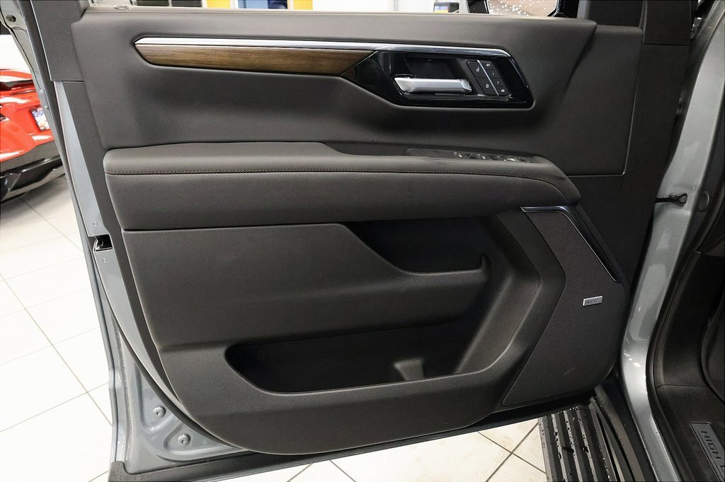 New 2025 Chevrolet Suburban High Country image 14