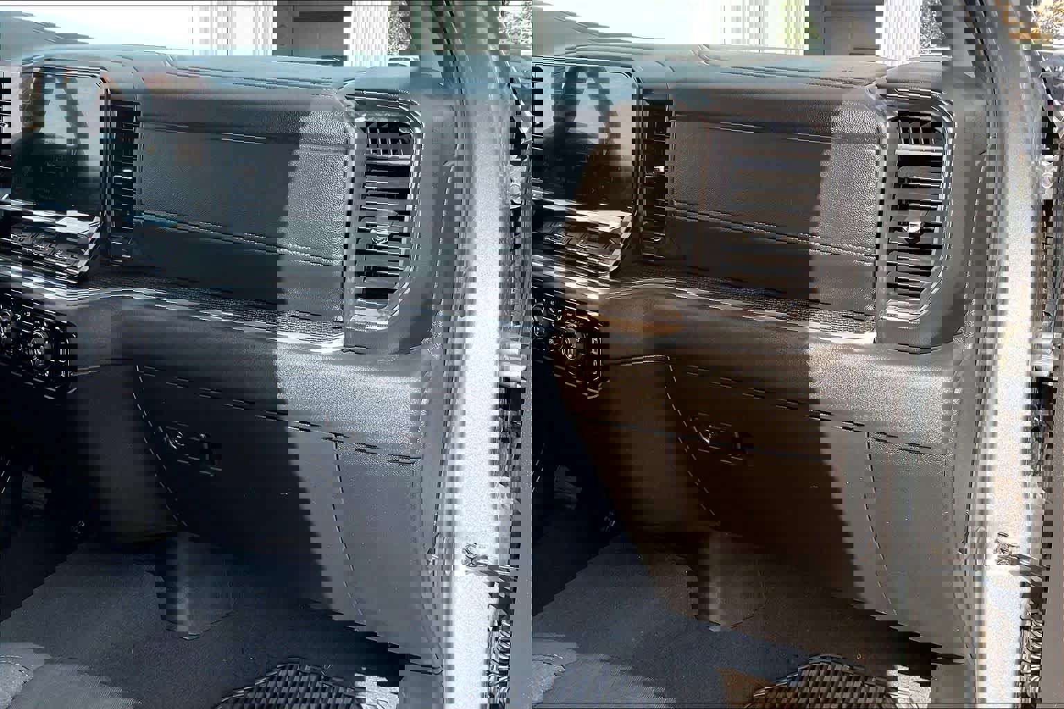 Used 2025 Chevrolet Silverado 1500 LT image 16