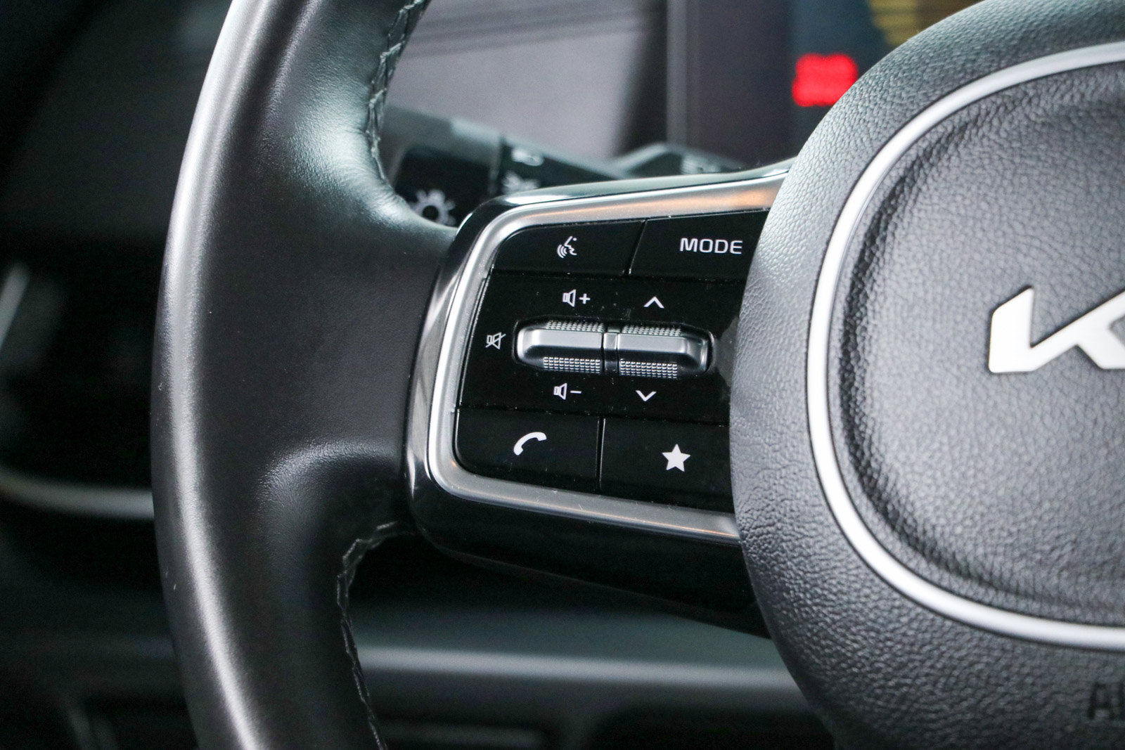 Used 2025 Kia Carnival FWD image 13