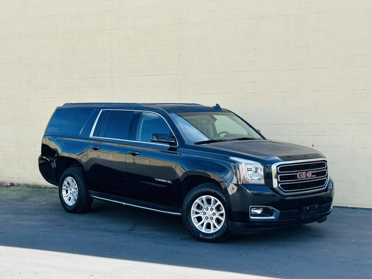 Used 2017 GMC Yukon XL SLE image 2