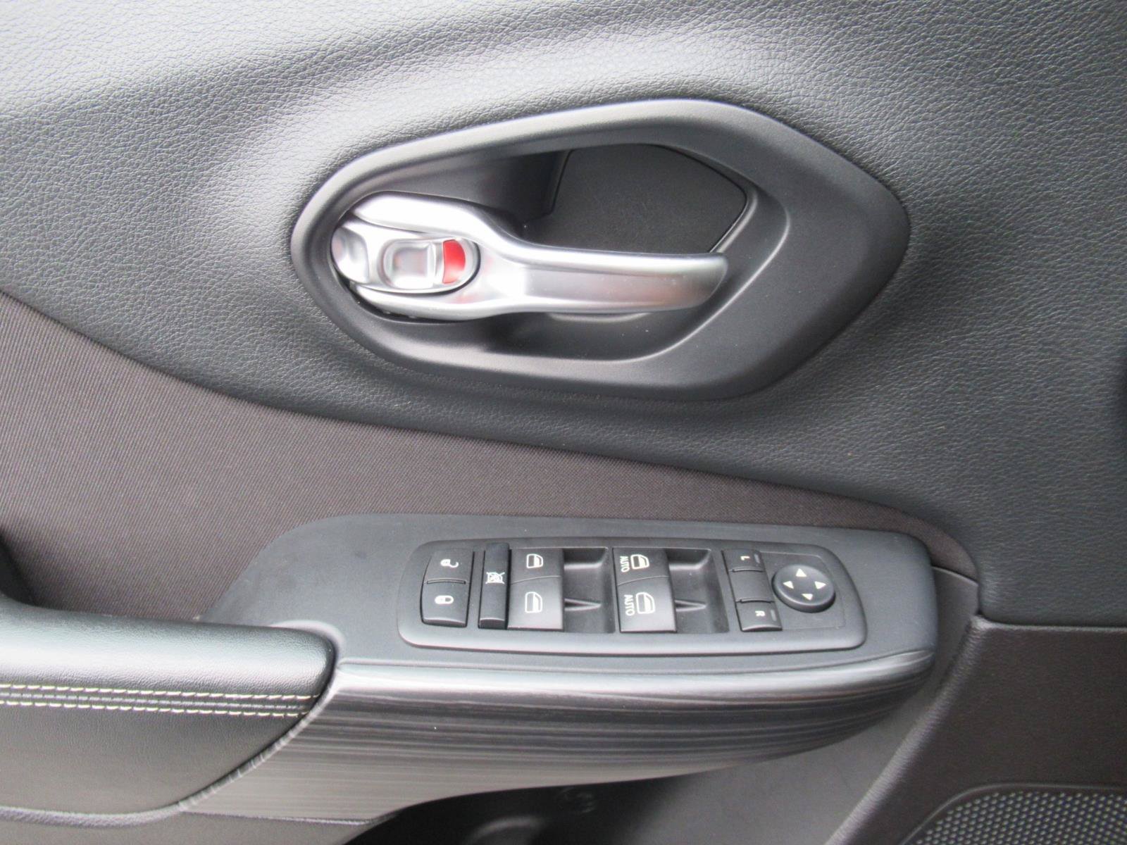 Used 2015 Jeep Cherokee Latitude w/ Cold Weather Group AWD/4WD image 22