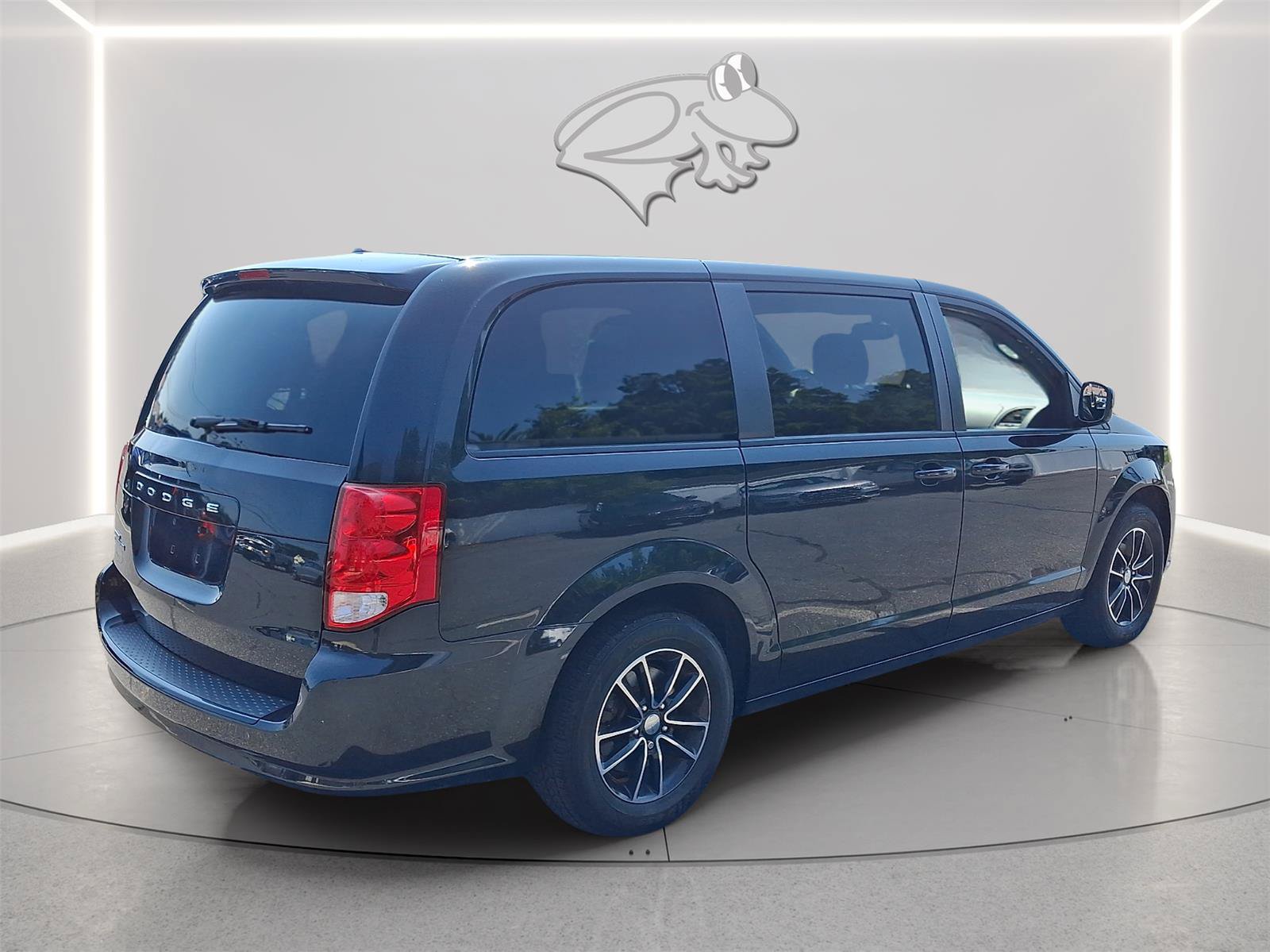 Used 2018 Dodge Grand Caravan SE FWD image 3
