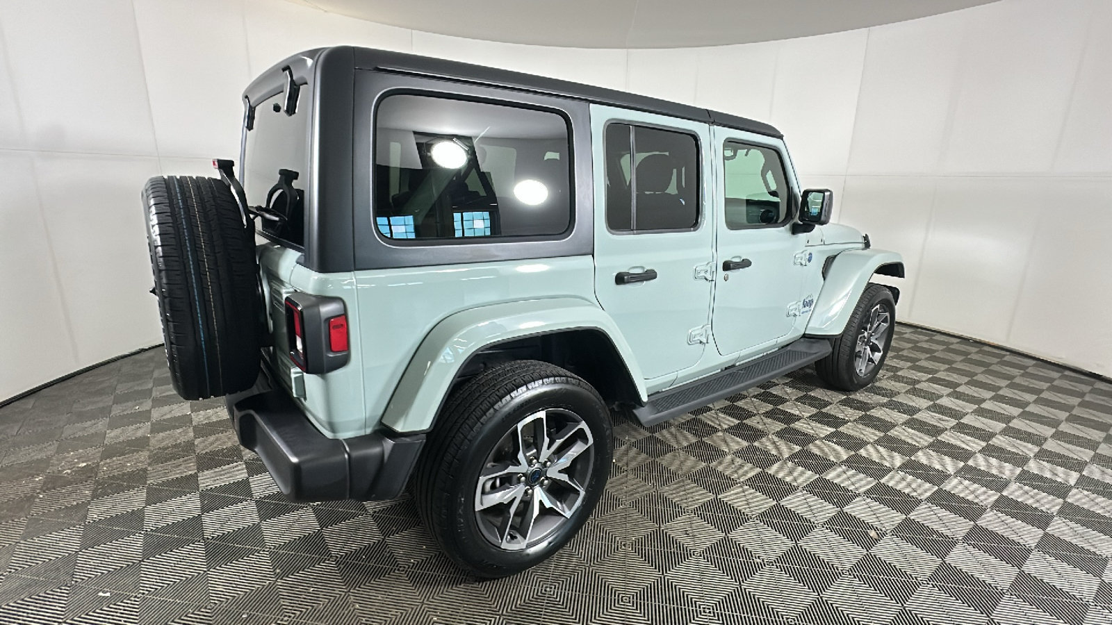 Used 2024 Jeep Wrangler Unlimited w/ Convenience Group AWD/4WD image 3