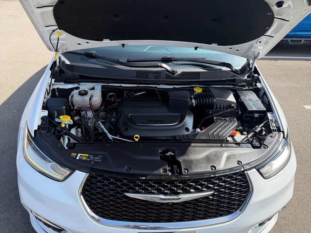 Certified 2024 Chrysler Pacifica Touring-L image 31