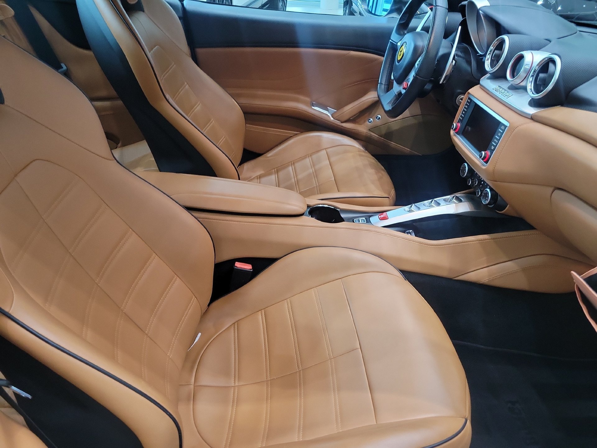 Used 2017 Ferrari California T RWD image 7