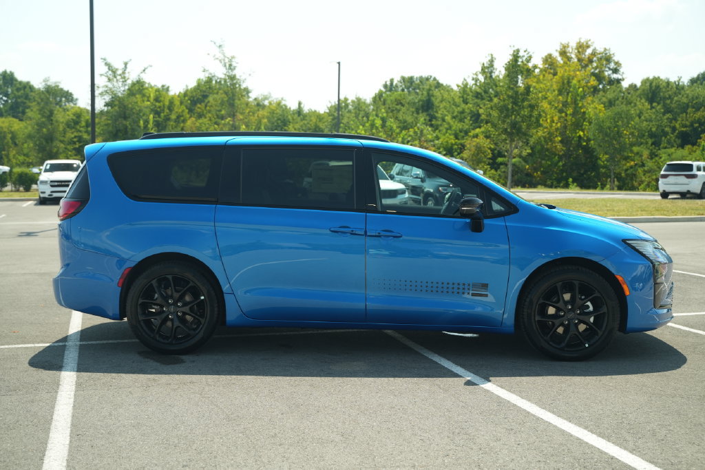 New 2027 Chrysler Pacifica Select FWD image 8