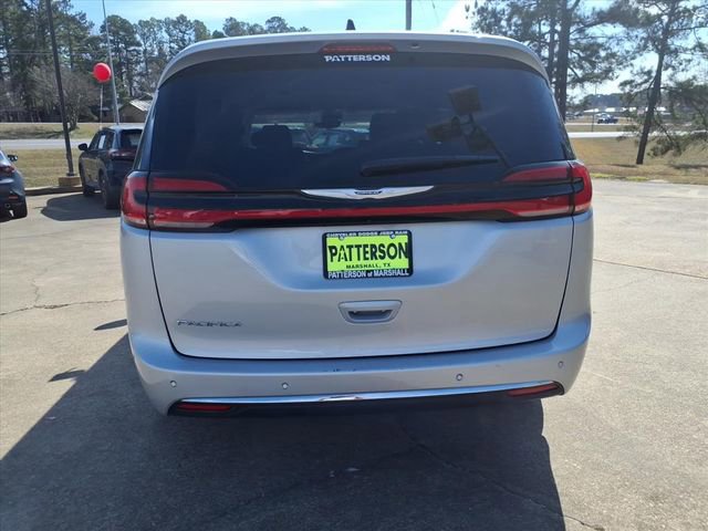 Used 2024 Chrysler Pacifica Touring-L image 3