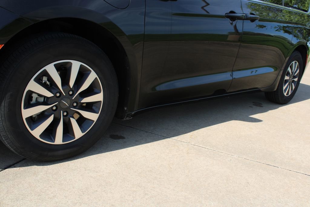 Used 2024 Chrysler Pacifica Select FWD image 11