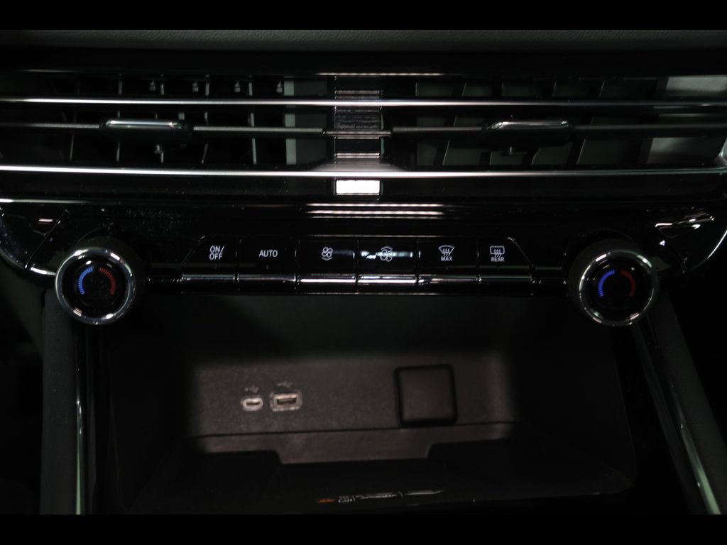 Used 2025 Chevrolet Traverse LT AWD/4WD image 32