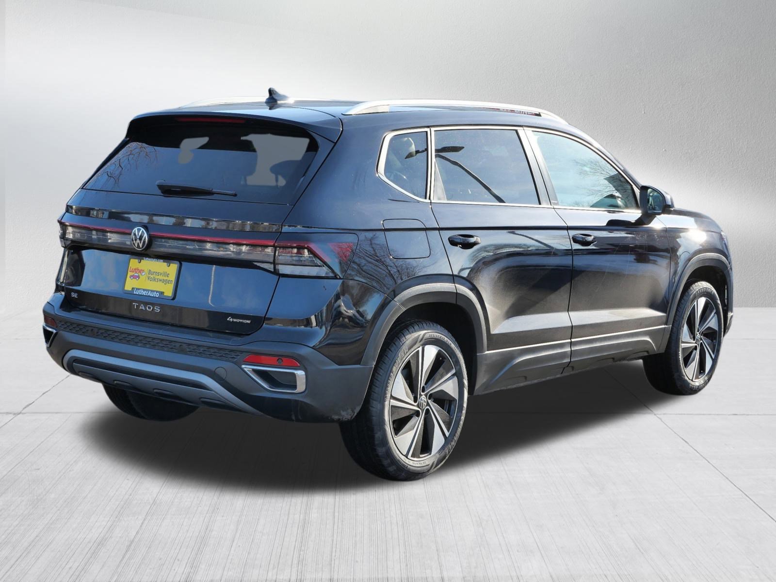 Certified 2025 Volkswagen Taos SE image 7