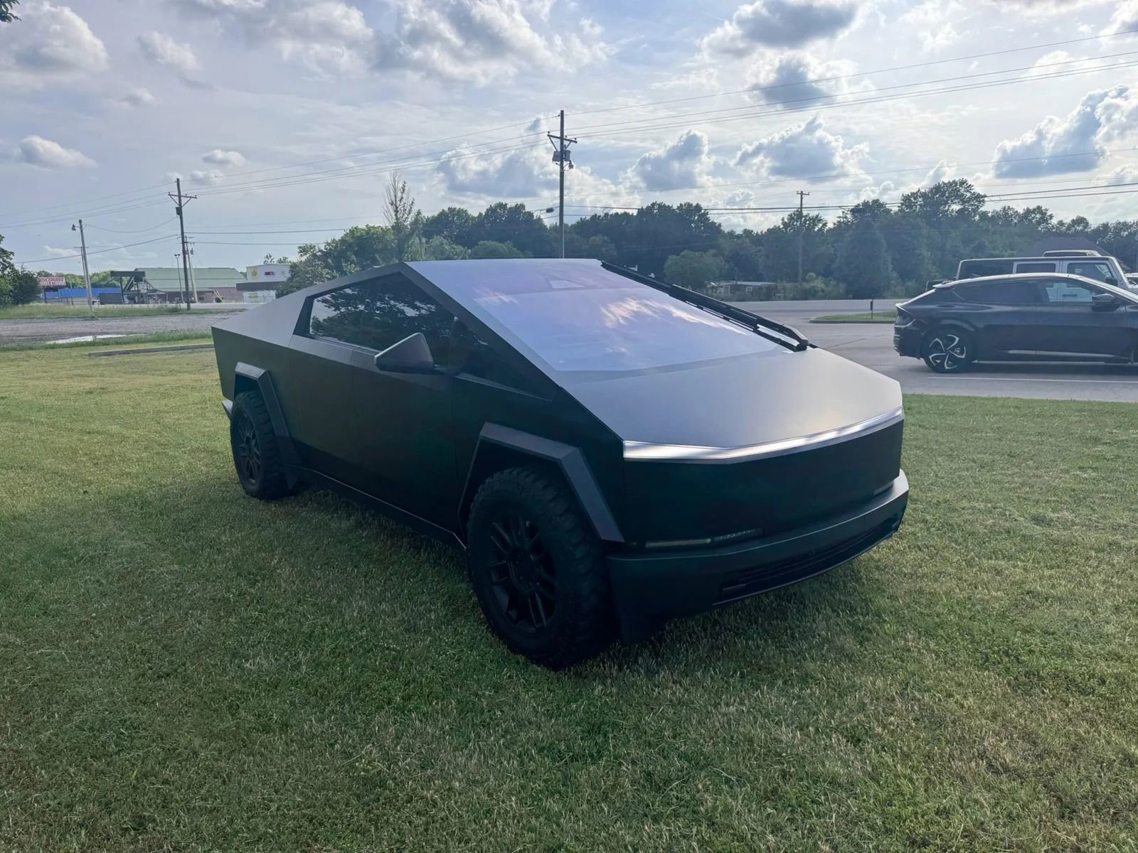 Used 2025 Tesla Cybertruck AWD Crew Cab image 7