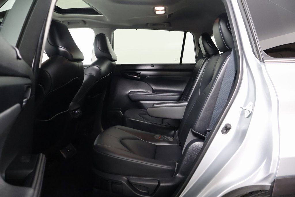 Used 2021 Toyota Highlander XLE FWD image 11