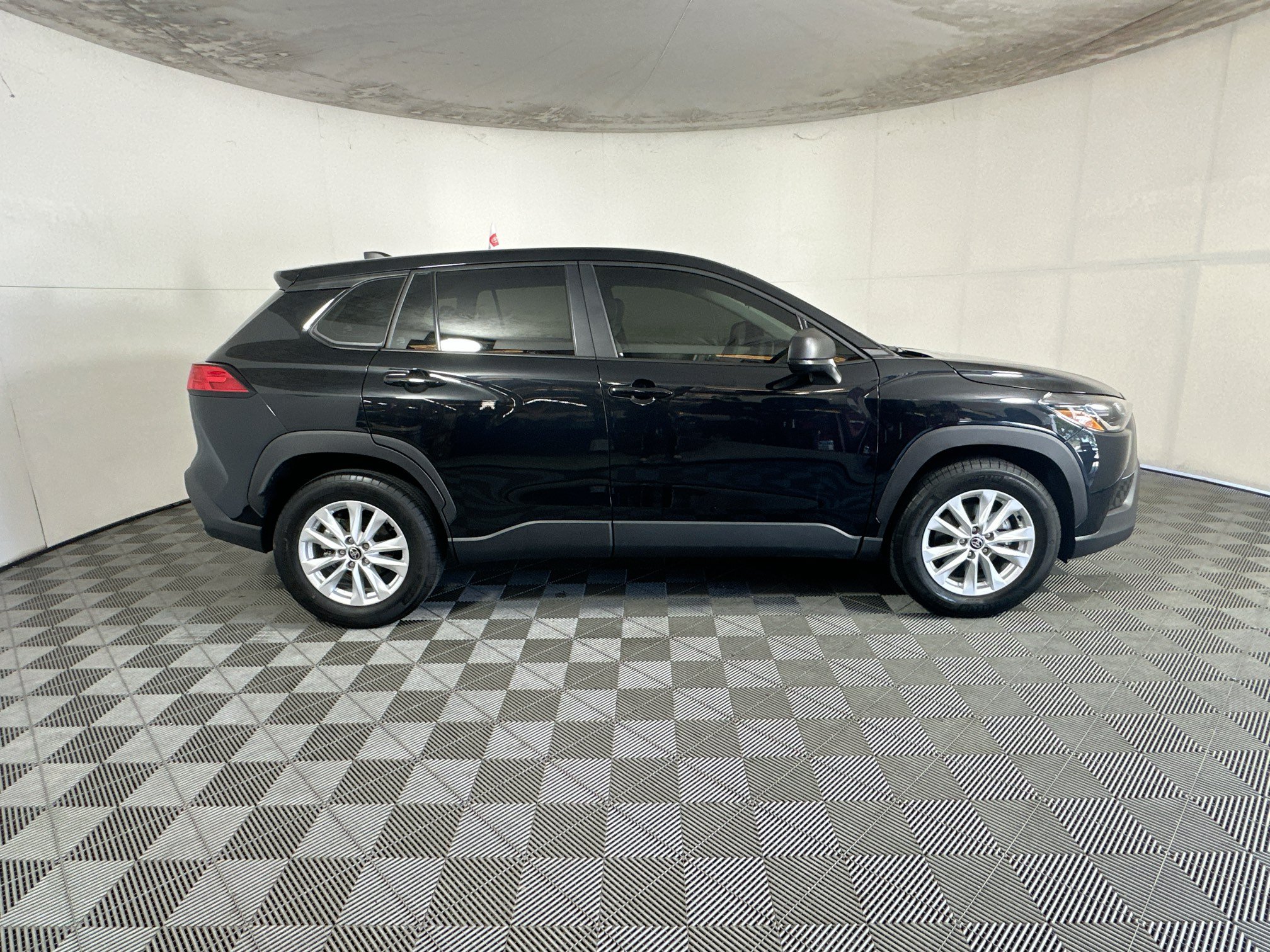 Used 2025 Toyota Corolla Cross L FWD image 2
