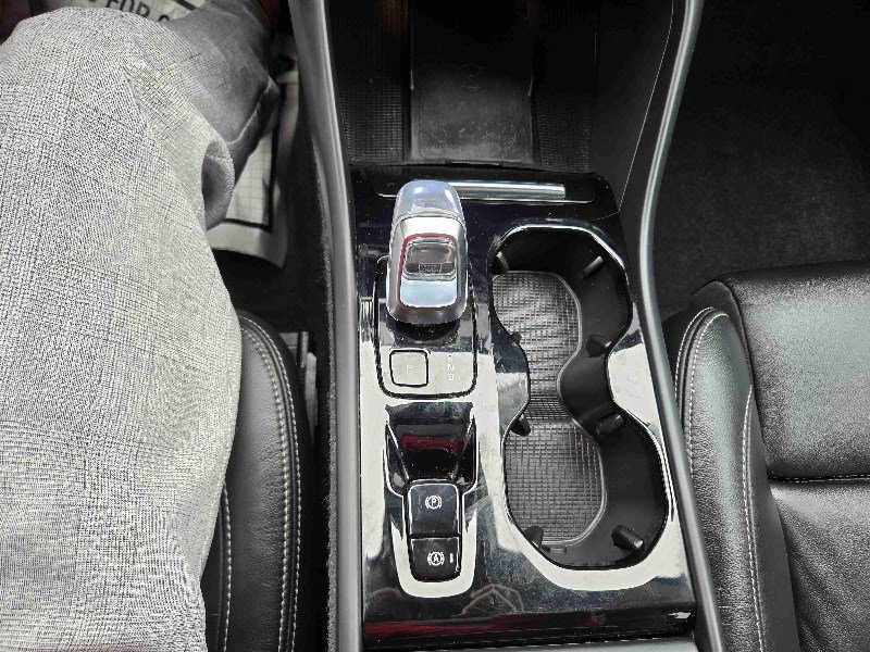 Used 2023 Volvo XC40 B5 Plus image 15