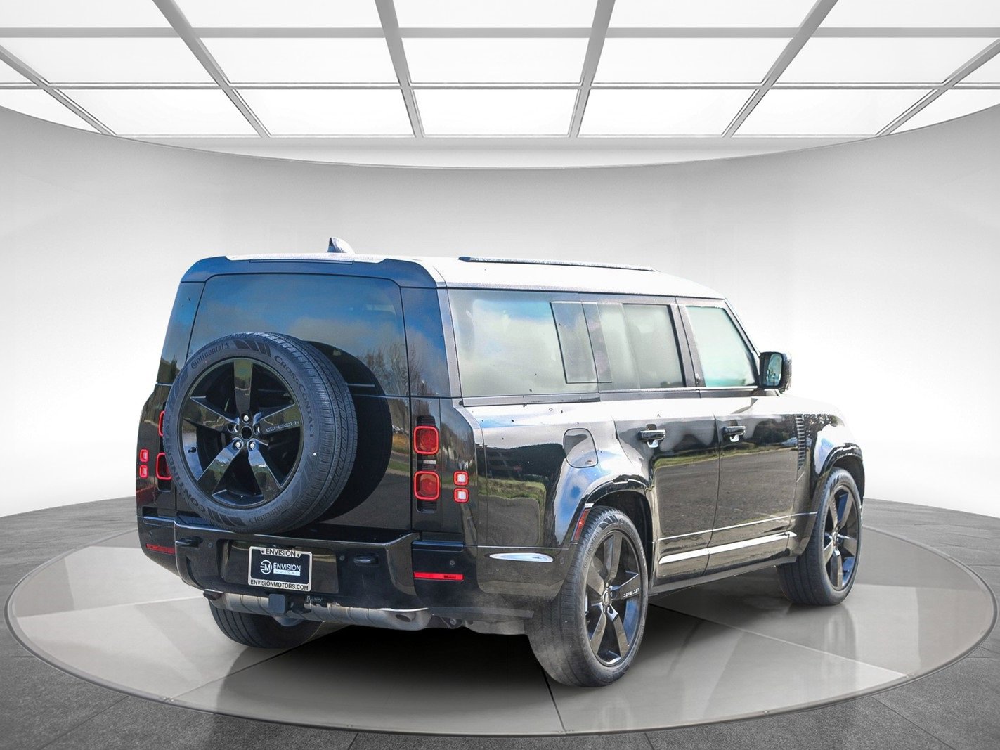 Used 2025 Land Rover Defender 130 X-Dynamic SE image 4
