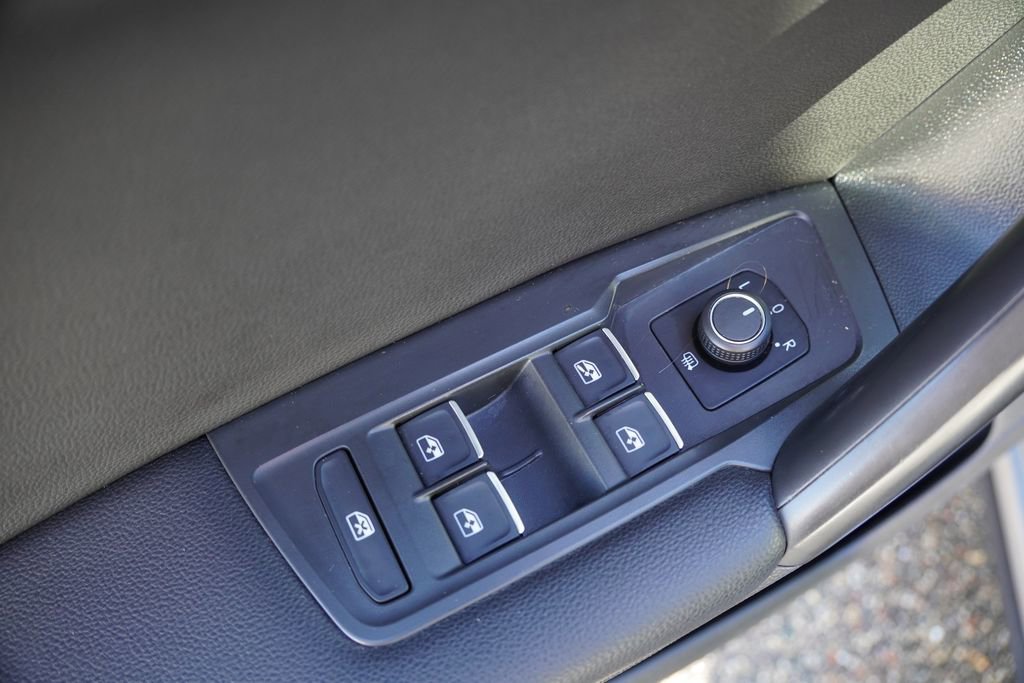 Used 2021 Volkswagen Tiguan SE w/ Panoramic Sunroof Package image 22