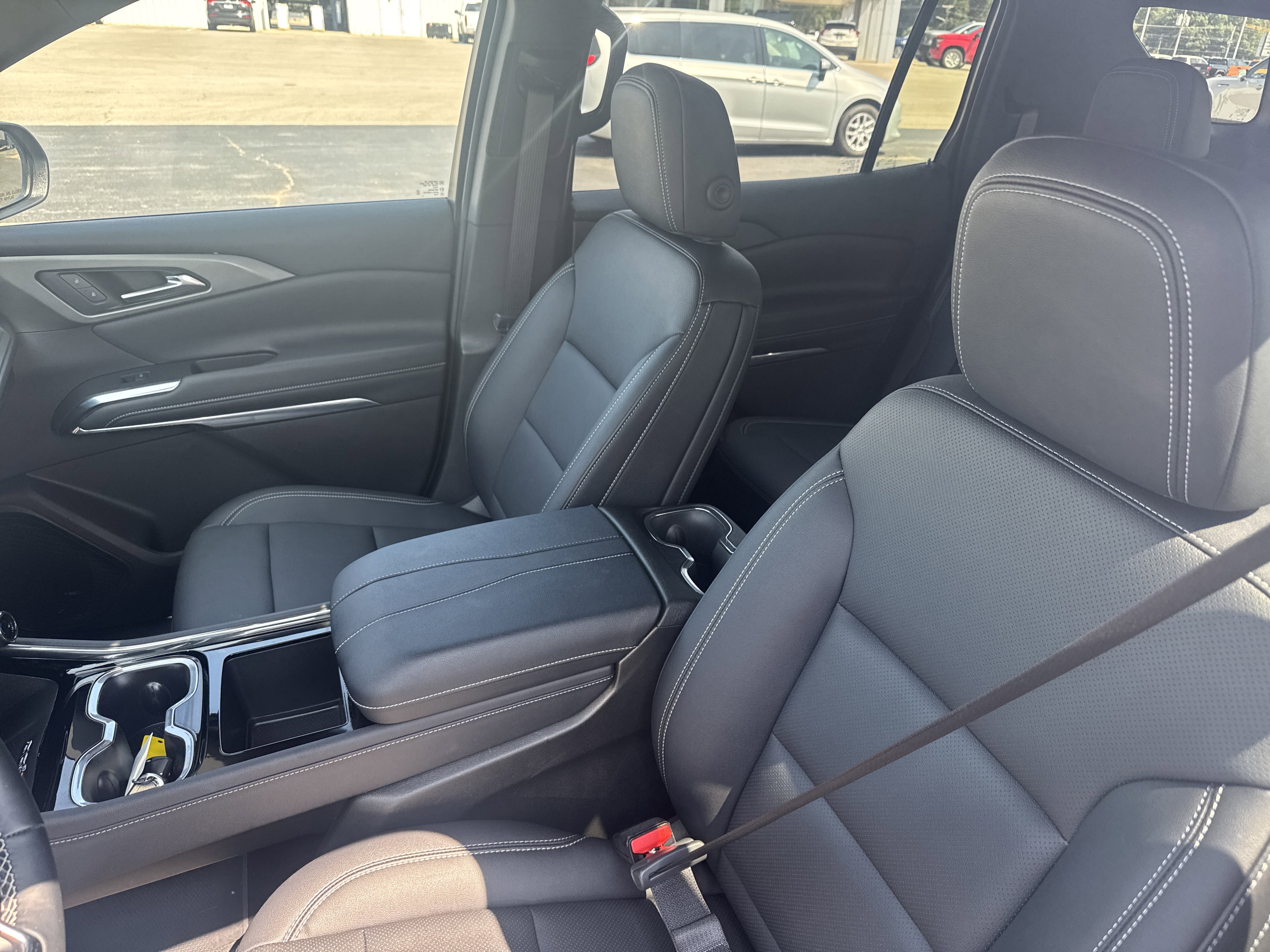 Used 2025 Chevrolet Traverse LT image 11