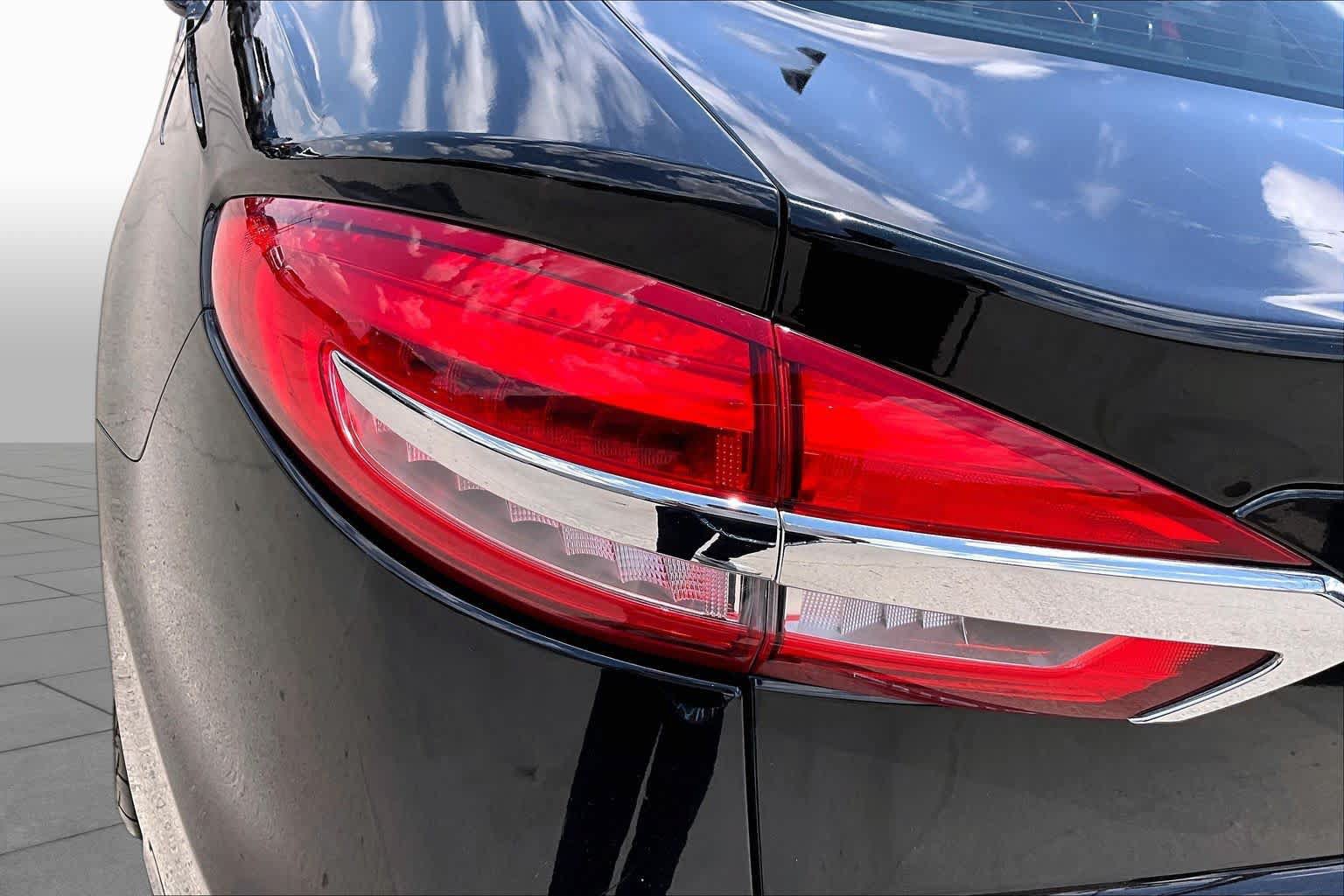 Used 2020 Ford Fusion SE FWD image 28