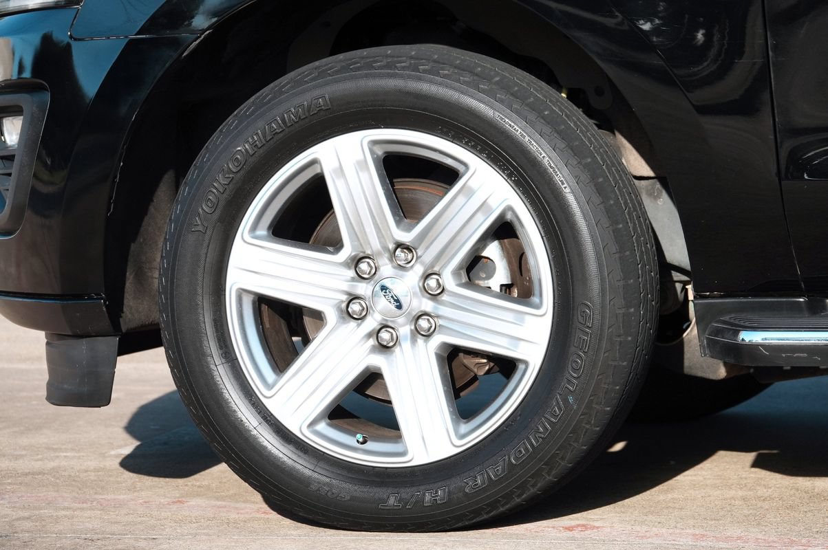 Used 2018 Ford Expedition Max XLT w/ Equipment Group 202A RWD image 25
