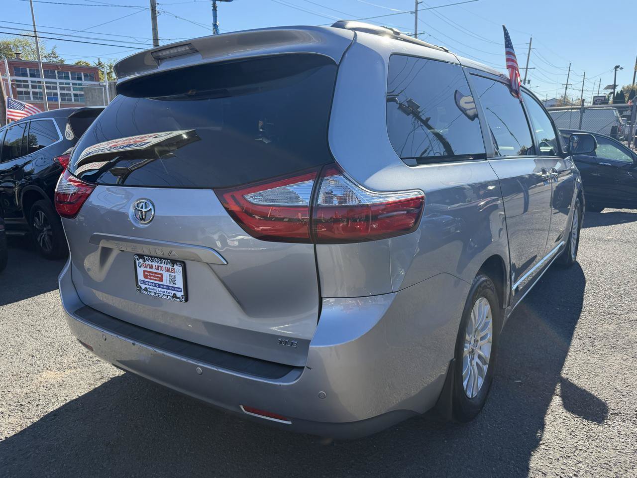 Used 2017 Toyota Sienna XLE w/ XLE Navigation Package FWD image 10