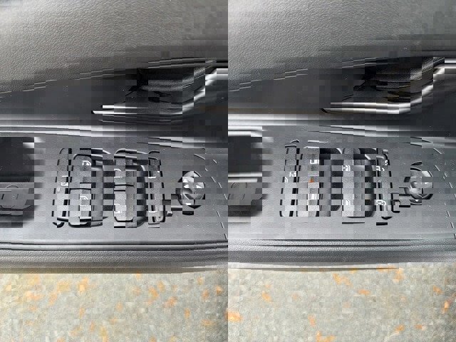 Certified 2025 Hyundai Elantra SEL image 11