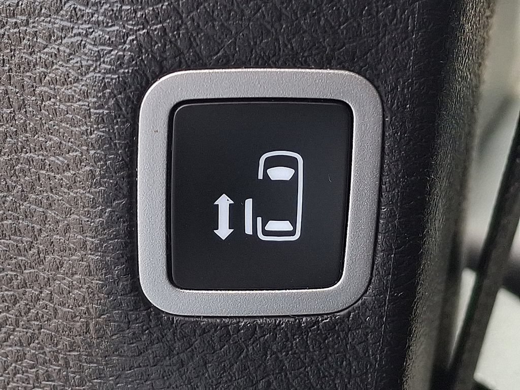 Used 2025 Chrysler Pacifica Select FWD image 12