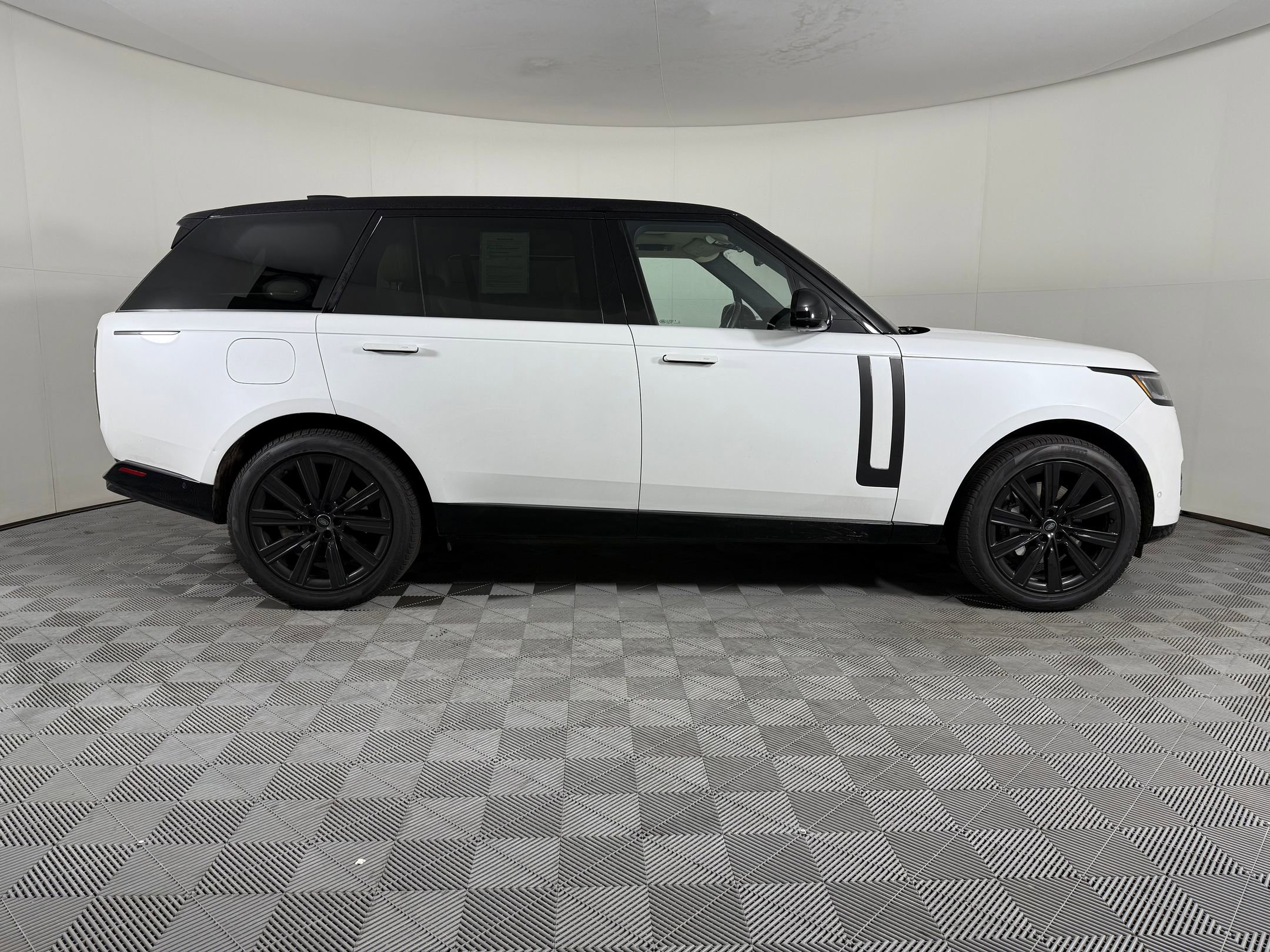 Used 2023 Land Rover Range Rover Long Wheelbase SE image 7