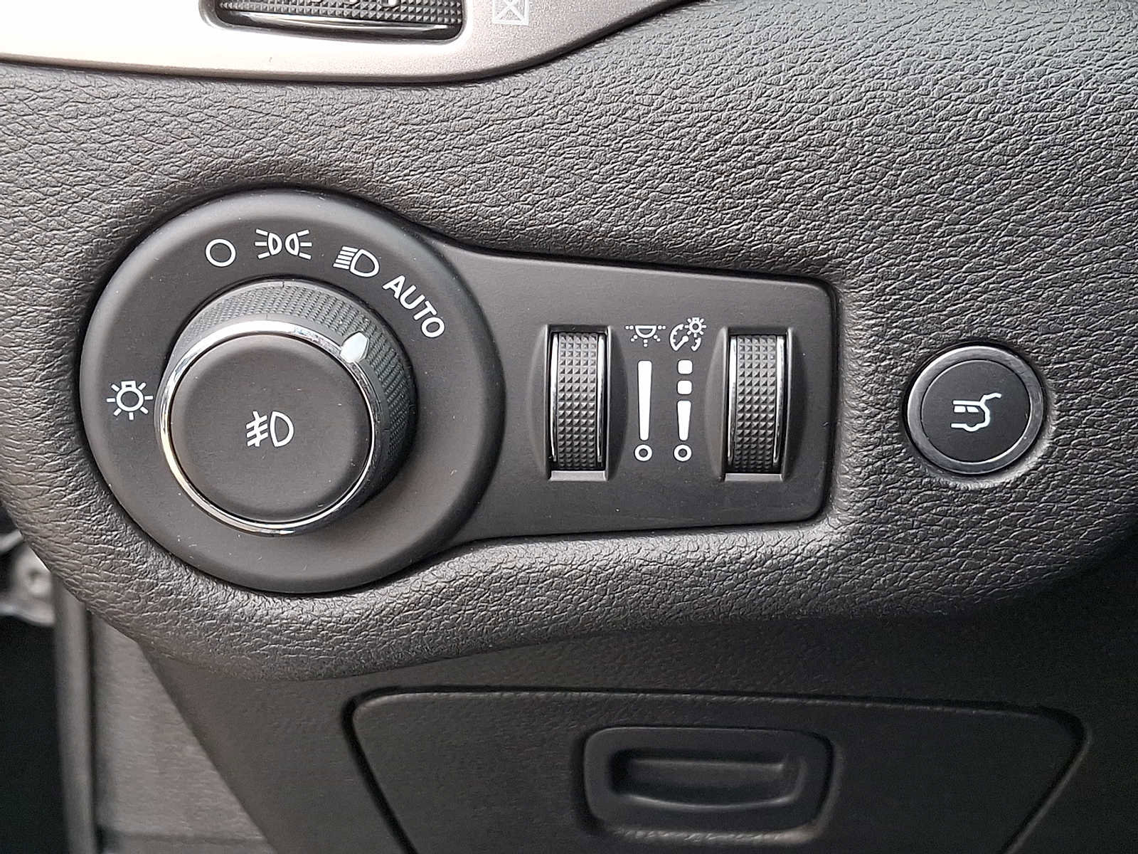 Used 2019 Jeep Cherokee Limited image 22