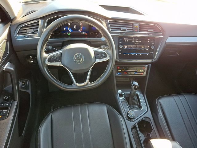 Used 2022 Volkswagen Tiguan SE image 2
